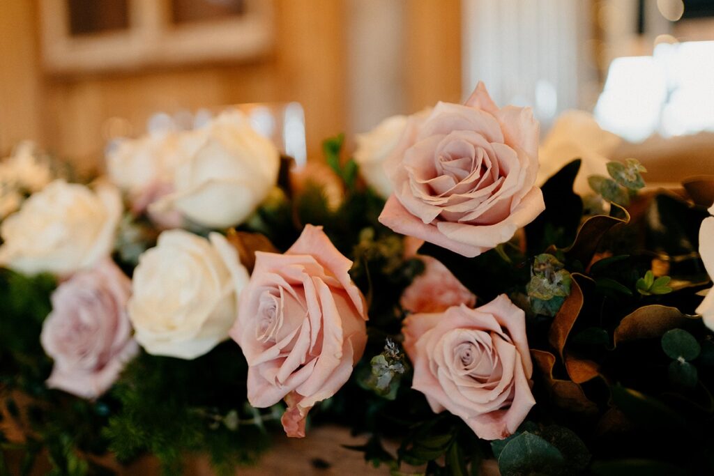 white and pink bridal table flower arrangement